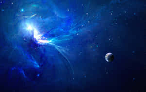 一個發光的藍色星雲，在佈滿星星的太空場景中有一個遙遠的行星。 — 宇宙 壁紙