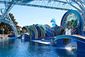 藍色水上樂園，設有波浪主題滑梯和水上設施。