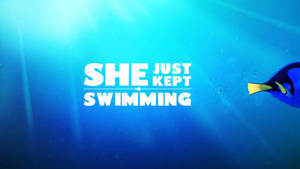 藍色刺尾魚在陽光照耀的海洋中游過文字「She Just Kept Swimming」。 — 海底总动员2：多莉去哪儿 壁紙