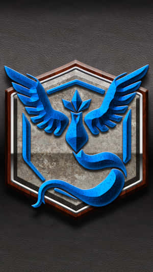 深色皮革上六邊形金屬牌帶木質邊框的藍色鳳凰標誌。 — 寶可夢 壁紙
