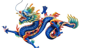 充滿活力的藍色龍雕塑，帶有橙色和綠色火焰動態盤繞。 — 藍天 壁紙