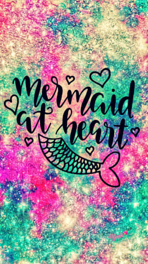 閃粉背景上帶有尾巴和心形的Mermaid at heart文字 — 芭比美人魚 壁紙