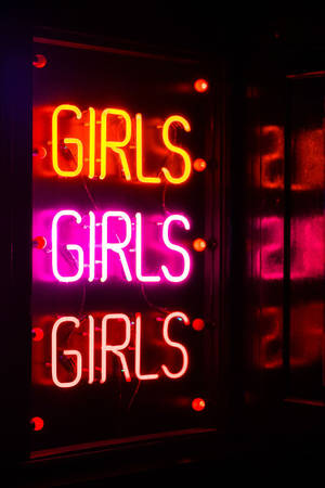 霓虹燈牌，上面有「girls」字樣重複三次，顏色發光。 — 光線 壁紙