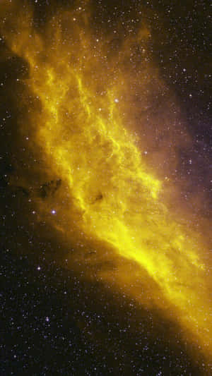一個發光的黃色星雲延伸在佈滿星星的夜空。 — 宇宙美學 壁紙