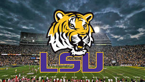LSU老虎標誌在暴風雨天空下夜晚的擁擠足球場上方。 — LSU 壁紙