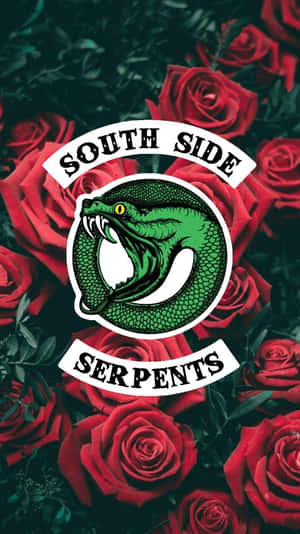 綠色蛇標誌，帶有'South Side Serpents'文字，背景是紅玫瑰。 — 9:16 壁紙