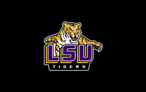 LSU Tigers 運動標誌，在紫色和金色字母上方有一隻咆哮的老虎。 — 簡約 壁紙