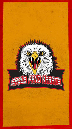 Eagle Fang Karate 標誌，特色是帶有鋒利牙齒的兇猛鷹頭和粗體紅色文字。 — 眼鏡蛇道館 壁紙