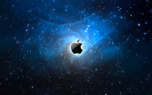 Apple標誌居中於一個充滿星星的發光藍色宇宙星雲中。