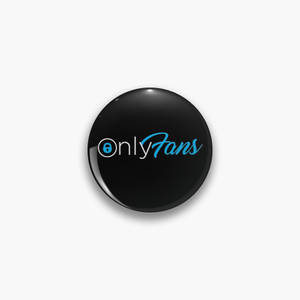 黑色圓形按鈕，上面有白色和藍色文字的 OnlyFans 標誌。 — 品牌 壁紙