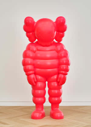 極簡工作室環境中的紅色KAWS Companion雕塑。 — OnePlus Pad 壁紙