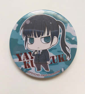 《PSYCHO-PASS 心靈判官》的Q版動漫角色黃泉月彌生出現在藍色迷彩鈕扣徽章上。 — NANA 動畫 壁紙