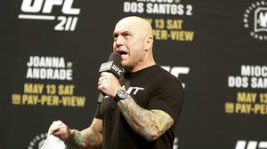 UFC拳手在記者會上帶著刺青和麥克風發言。 — 終極格鬥冠軍賽 壁紙