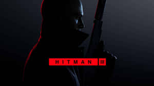 穿著深色外套的刺客手持步槍，帶有紅色「Hitman III」文字。 — 刺客教條 壁紙