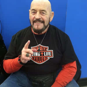 光頭留鬍的男人微笑指向鏡頭，身穿Harley T恤。 — 摔角 壁紙