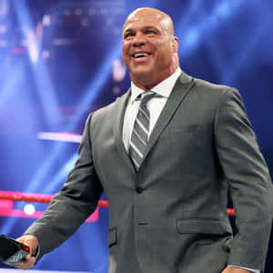 摔角手穿灰色西裝在擂台手持WWE麥克風 — WWE GIF 壁紙