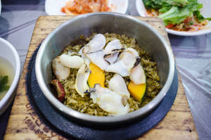 熱騰騰的韓國海鮮飯，配以生蠔和芒果，放在木板的石鍋中。 — 海鮮 壁紙