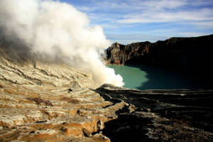 火山口噴出蒸氣，帶有藍綠色水和岩石地形。 — 森林湖泊 壁紙