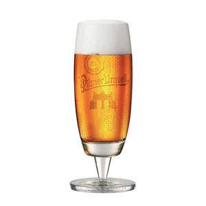 冰涼的Pilsner Urquell啤酒，盛載於有冷凝水珠和白色泡沫的品牌玻璃杯中。 — 啤酒 壁紙