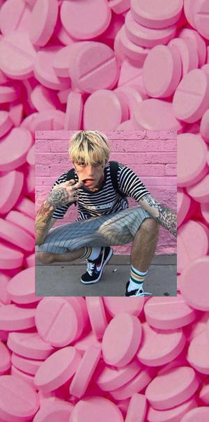 刺青男子蹲在粉紅磚牆前，置身粉紅藥丸中。 — Lil peep 動態圖 壁紙