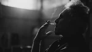 窗邊剪影中抽煙的男人 — 抽菸 壁紙