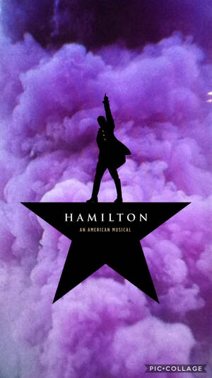 人物剪影站在星星上，背景為紫色雲層，帶有Hamilton文字。 — 漢密爾頓 壁紙