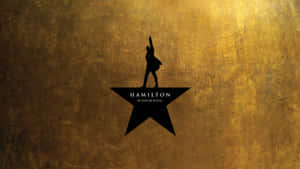 表演者在星星上的剪影，金色紋理背景上有Hamilton文字。 — 鋼琴 壁紙