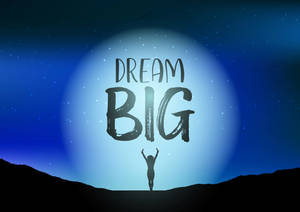 發光月亮下高舉雙臂的人物剪影，帶有「DREAM BIG」文字。 — 高畫質月亮 壁紙