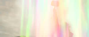 托爾的剪影，手持錘子，天空中有彩虹光線。 — 塔橋 壁紙