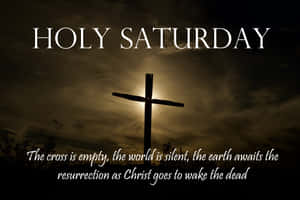 十字架的剪影映襯著暮色天空，帶有文字 Holy Saturday 和關於復活的引文。 — 耶穌十字架 壁紙