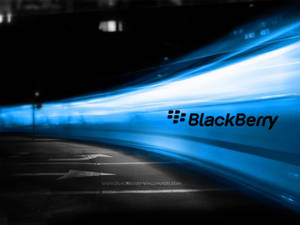 一條藍色光條彎曲在黑暗的道路上，BlackBerry標誌清晰可見。 — 淺藍色 壁紙