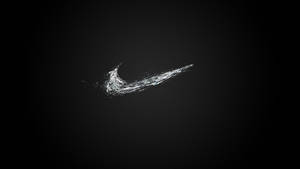 一個在黑色背景上由水組成的白色Nike勾號標誌。 — 酷黑 壁紙