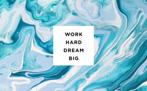在藍白大理石紋背景上的勵志文字 work hard dream big。 — Peaceminusone 壁紙
