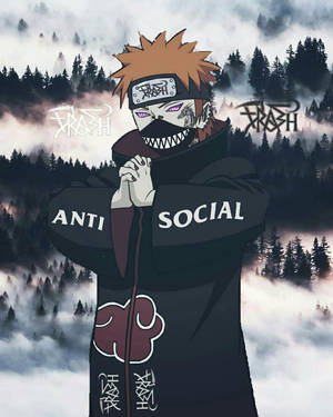 動漫角色身穿黑色斗篷，帶有「ANTI SOCIAL」文字，站在迷霧森林中。 — 火影忍者 佩恩 壁紙