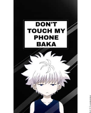 白髮且憤怒表情的動漫角色，站在「DON'T TOUCH MY PHONE BAKA」標誌下。 — 美學動漫手機 壁紙