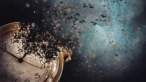 一個復古時鐘分解成金色塵埃，鳥兒在藍色迷霧中飛翔。 — 時鐘 壁紙