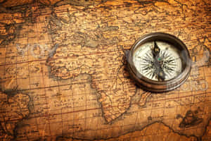 用於旅行和探索的舊世界地圖上的復古指南針。 — 國殤紀念日 壁紙