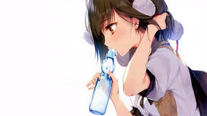 有貓耳的動漫女孩從藍色水瓶喝水。 — 可愛動漫女孩 壁紙