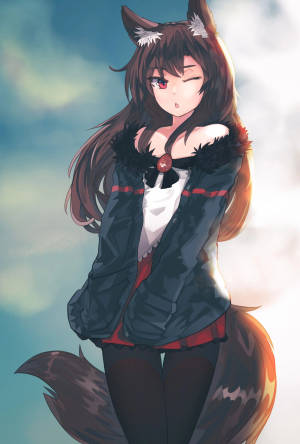 長著狐狸耳朵和尾巴的動漫女孩，在多雲的天空下向觀眾眨眼。 — 狼少女 壁紙