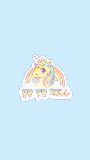一個卡通獨角獸貼紙，帶有彩虹鬃毛和滴落的「GO TO HELL」文字，在淺藍色背景上。 — 可愛卡通 壁紙
