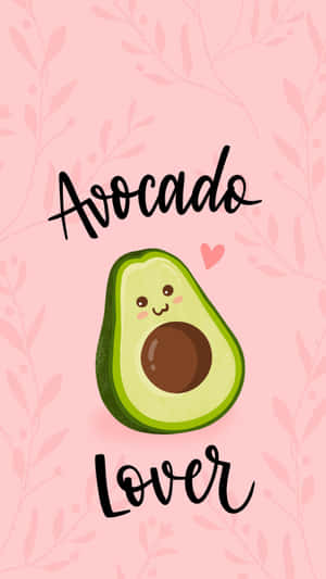 一個微笑的酪梨插圖，在粉紅色花卉背景上帶有「avocado lover」文字。 — 酪梨 壁紙