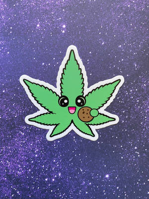 微笑的卡通大麻葉在閃亮的紫色背景上拿著一塊巧克力曲奇。 — 酷炫大麻 壁紙