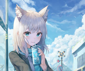 貓耳動漫女孩在多雲天空下在鐵路平交道附近啜飲藍色飲料。 — 可愛動漫女孩 壁紙