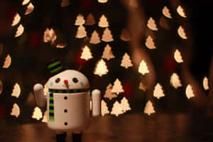 一個雪人公仔，戴著綠色圍巾和高帽，與發光的聖誕樹燈光。 — 聖誕燈飾 壁紙