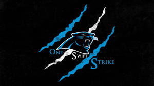 藍色黑豹標誌，帶有爪痕和文字 one swift strike，位於黑色背景上。 — 卡羅來納黑豹隊 壁紙