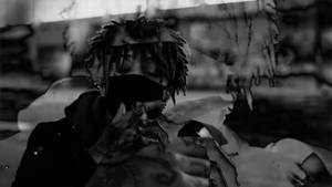 有辮子頭和戴口罩的人物在城市環境中吸煙。 — Scarlxrd 壁紙