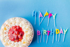 生日蛋糕配草莓和彩色蠟燭，拼出 happy birthday。 — 蛋糕 壁紙