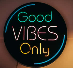 圓形霓虹燈牌，以發光顏色顯示 Good Vibes Only。 — 霓虹 壁紙