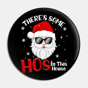 圓形鈕扣，上面有戴太陽眼鏡的卡通聖誕老人和文字「There's Some HOS In This House」。 — 聖誕老人 壁紙