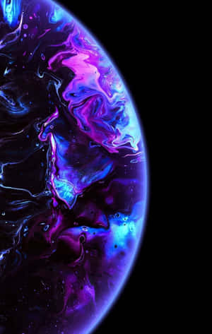 充滿活力的紫藍色宇宙星雲在漆黑虛空中旋轉。 — Galaxy Tab S9 FE 壁紙